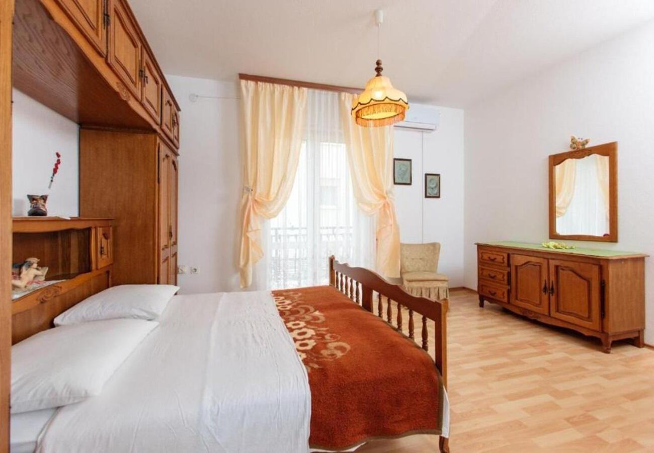 Apartment Knez 1 - 50 M From Beach Podstrana Bagian luar foto